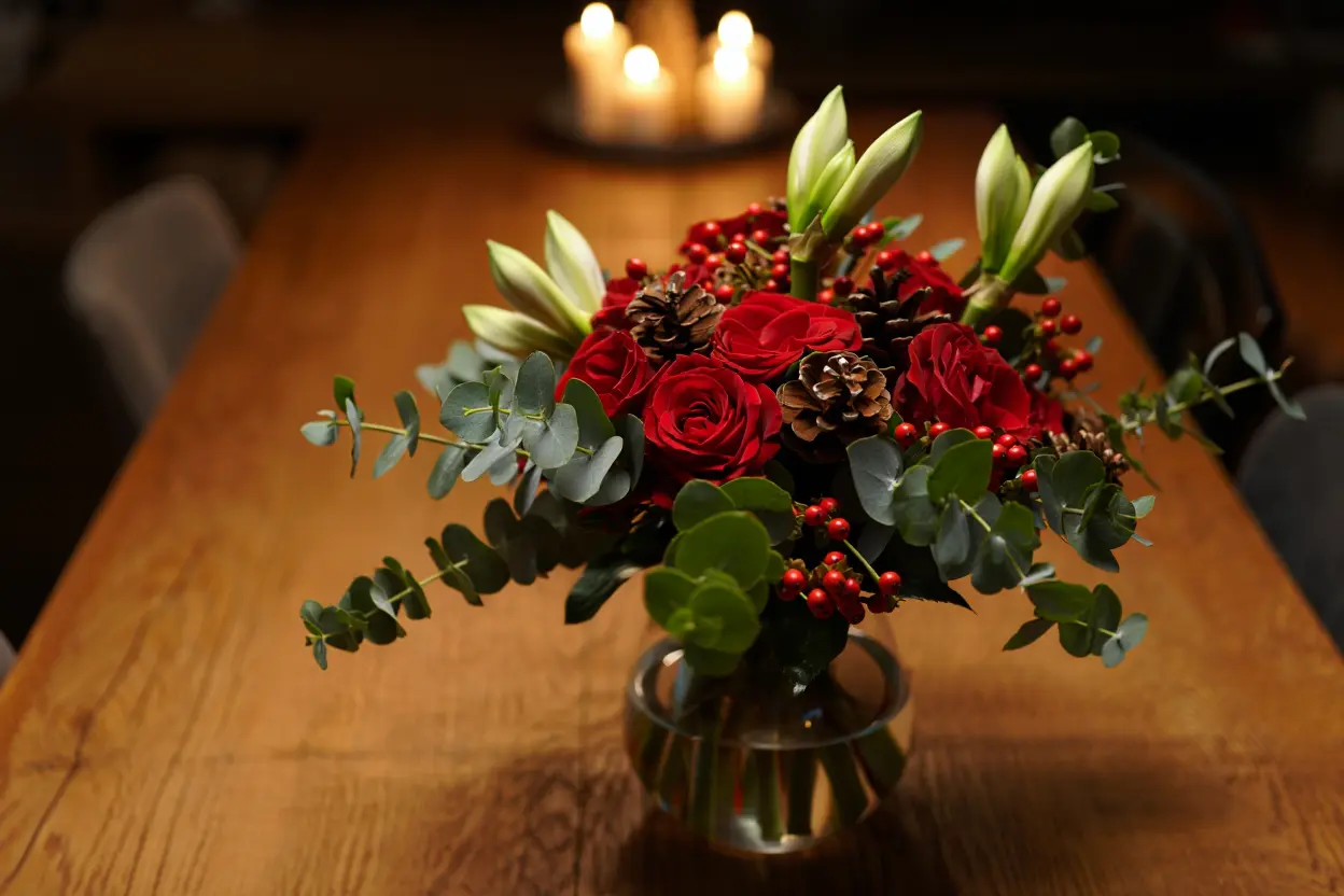 Luxe kerstboeket met rode rozen en witte amaryllis