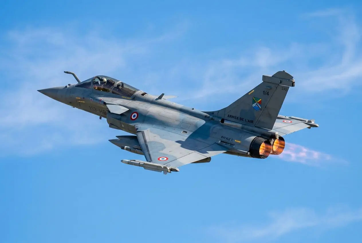 Avion de chasse Rafale en vol, motorisation allumée avec traînée de fumée, insignia et camouflage bleu gris. intègre: les avions militaires de légende