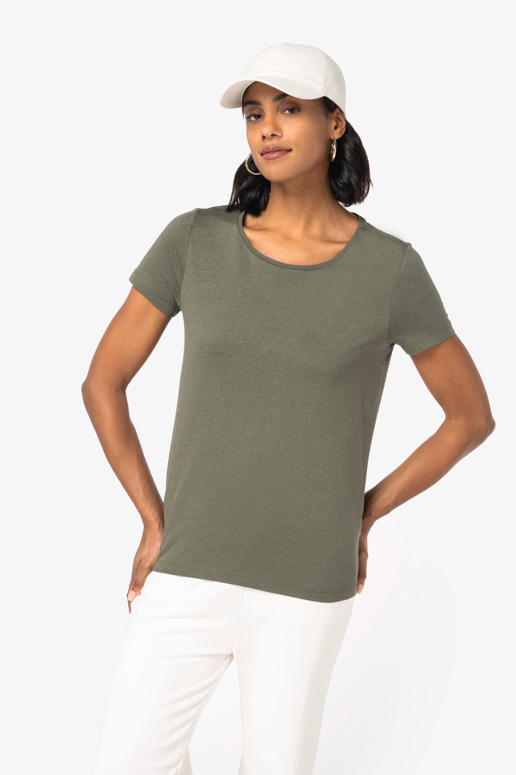 T-shirt olive simple avec col rond, modèle féminin, porté avec casquette blanche et pantalon blanc. impression tee shirt personnalisé possible.