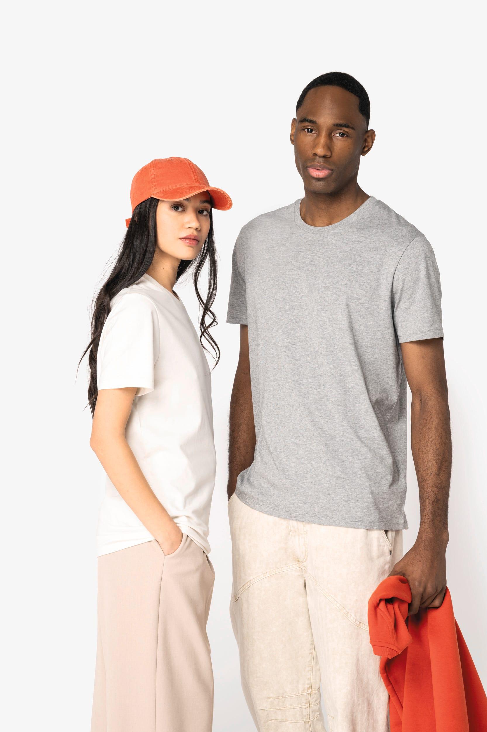 Deux modèles en t-shirts simples: femme en blanc et homme gris, avec casquette orange et veste rouge tenue à la main. tee shirt personnalisé livraison rapide