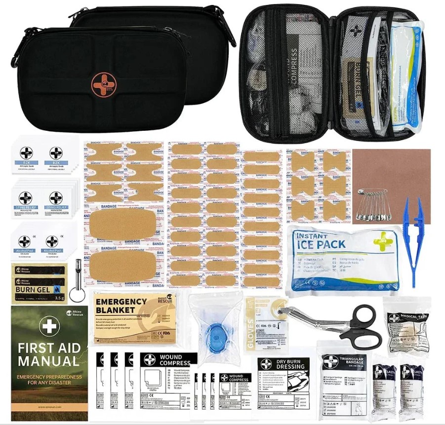 Trousse de secours complète avec étui noir et nombreux accessoires médicaux, pansements, bandages, gaze, ciseaux, pinces, crème et manuel de premiers secours. comment composer son kit premier secours intégré.