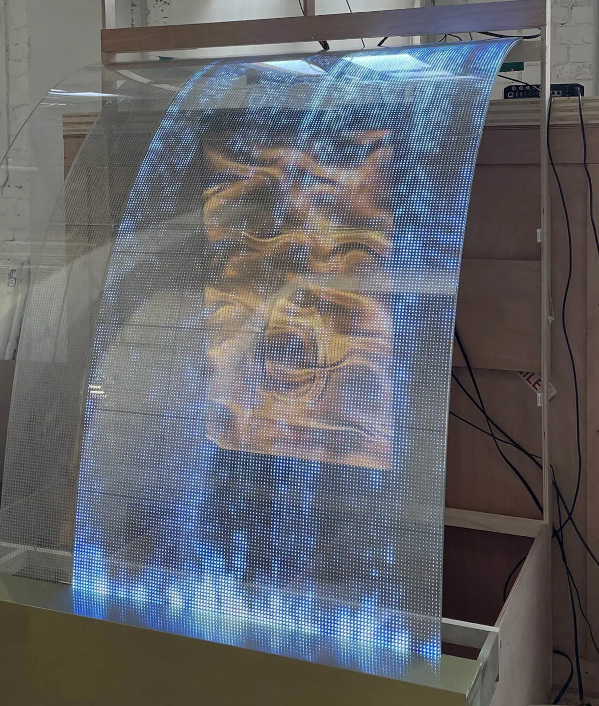 Écran LED incurvé transparent avec image rétro-éclairé à l'arrière ©FlexLedLight