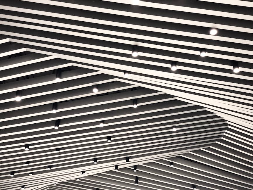 Vue abstraite d'un plafond moderne avec des spots. Idéal pour les concepts architecturaux.