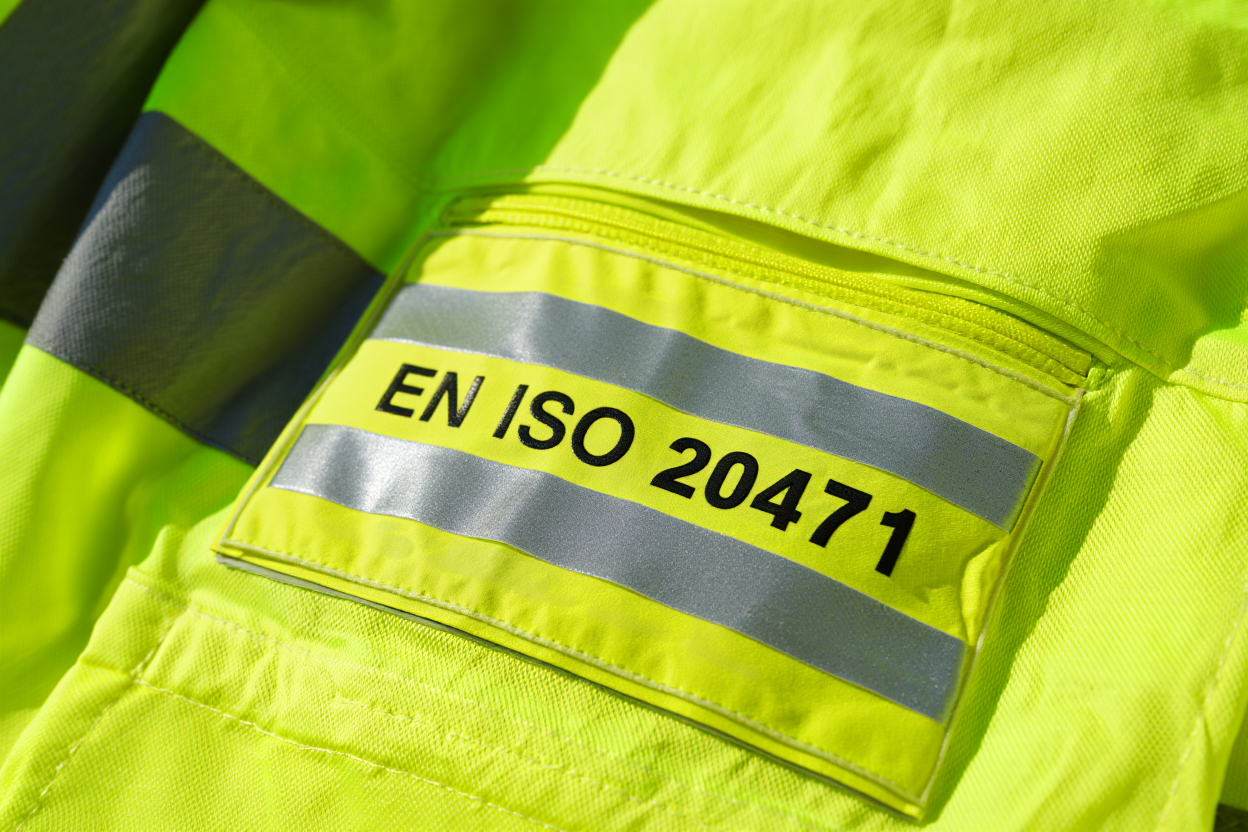 Détail étiquette et bandes d'un vêtement haute visibilité classe 1
