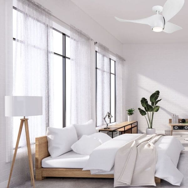 Ventilateur plafond ultra silencieux pour chambre design: ventilateur blanc au plafond dans une chambre lumineuse, ambiance épurée et moderne.