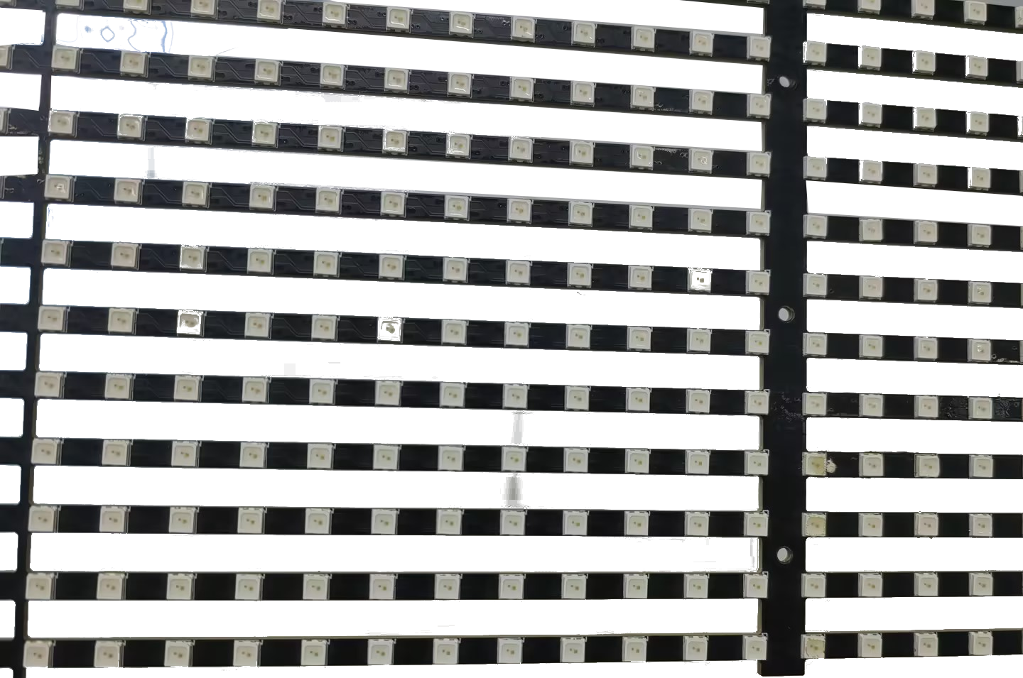 Grille métallique noire avec de nombreuses petites LED blanches disposées en rangées horizontales, espacement régulier.