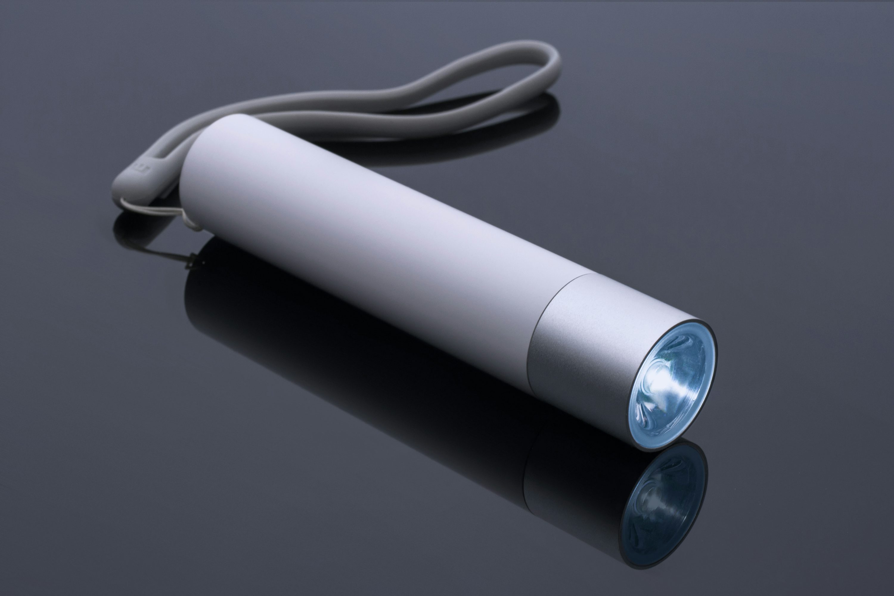 Lampe torche LED en aluminium gris avec dragonne, adaptée au marquage d'un logo