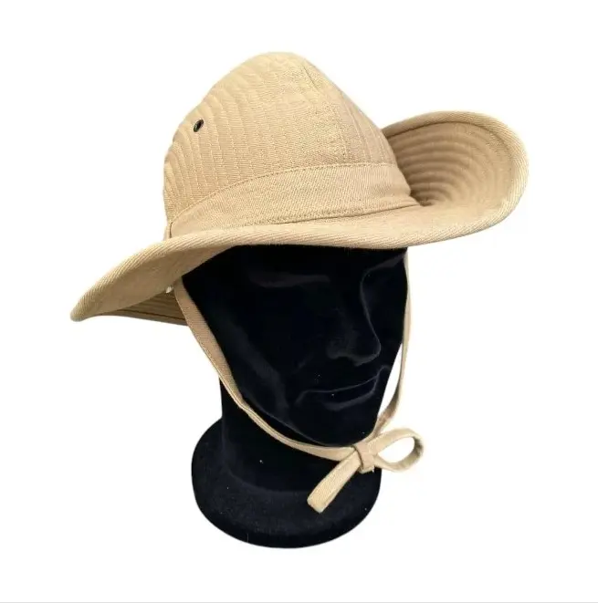 Chapeau tricoté kaki type sombrero, avec large bord et mentonnière ajustable sur un mannequin noir. Chapeau tricoté kaki type sombrero, avec large bord et mentonnière ajustable sur un mannequin noir.