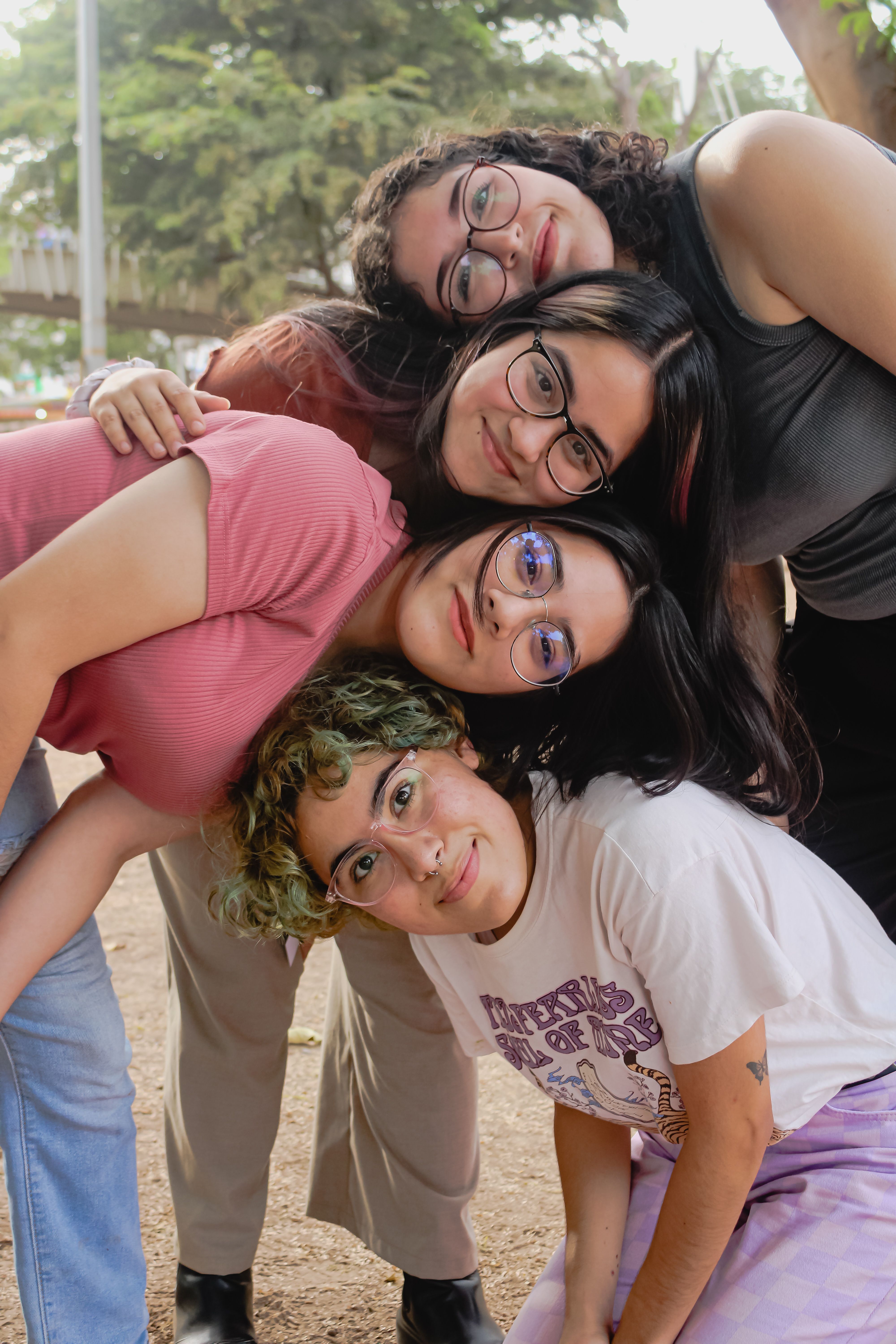 Photos de groupe d'amis libres de droits : idées et poses entre amis