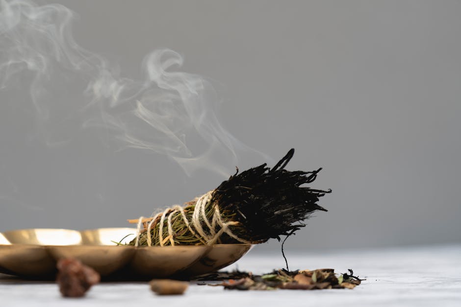 Ambiance calme et spirituelle avec de la sauge brûlant dans un cadre rituel.