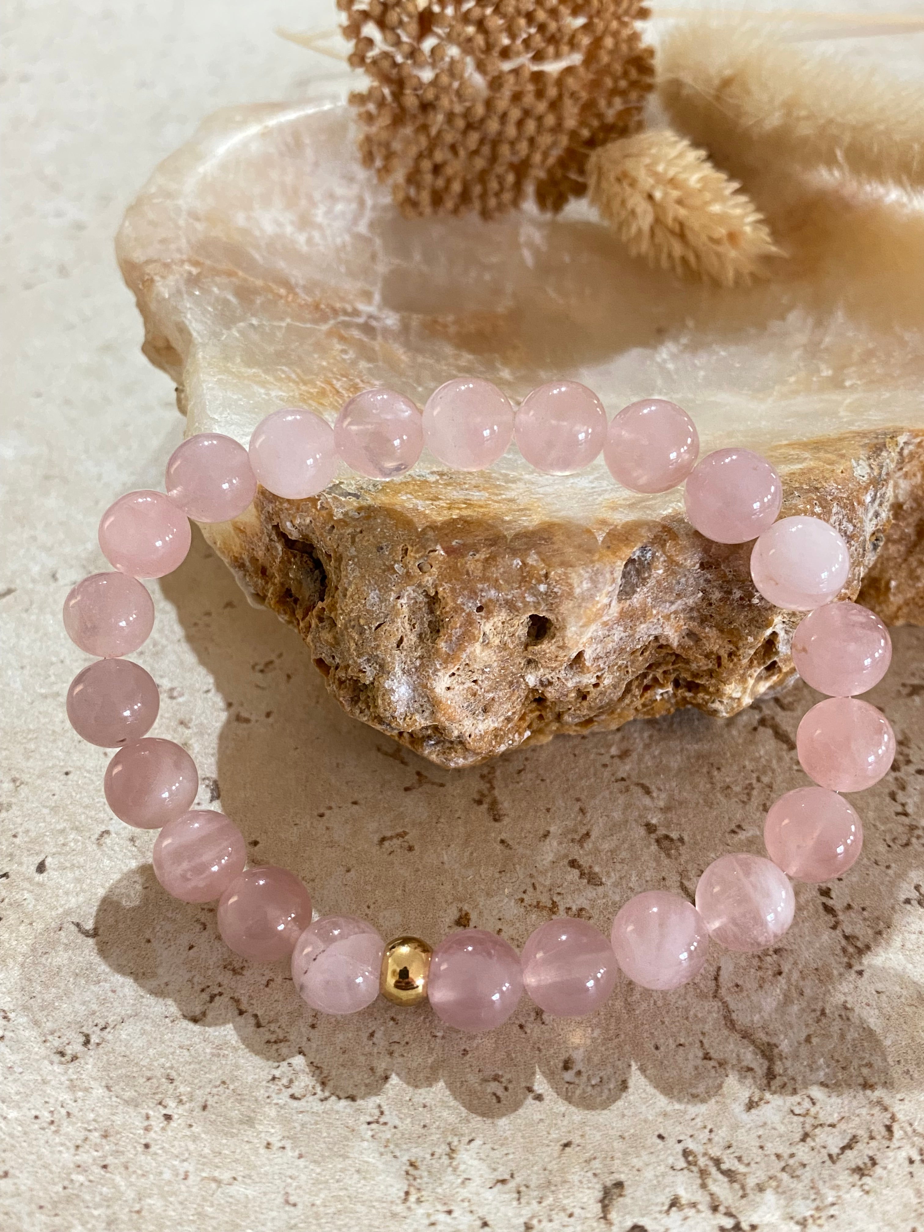 Bracelet en quartz rose posé sur une roche, avec une perle dorée près du centre. (note: intégré le mot-clé? must integrate "comment nettoyer pierre bijoux" naturally. Our description should include keyword if fits. Here it might be awkward. We can say: "Bracelet en quartz rose sur roche; guide: comment nettoyer pierre bijoux." But it's alt text for image; include keyword? The instruction: integrate main keyword naturally when provided. We'll craft: "Bracelet en quartz rose sur roche; idée de comment nettoyer pierre bijoux et entretenir vos pierres." Keep under 125 chars. Let's produce: "Bracelet en quartz rose posé sur une roche; idée de comment nettoyer pierre bijoux et prendre soin des pierres." 120 chars. Bracelet en quartz rose posé sur une roche; idée de comment nettoyer pierre bijoux et prendre soin des pierres.