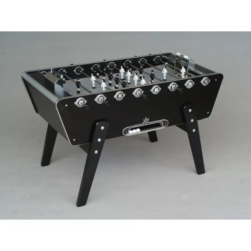 Baby-foot noir au design rétro, pieds inclinés, joueurs miniatures et mécanismes visibles sur le terrain. baby-foot professionnel ou loisir intégré.