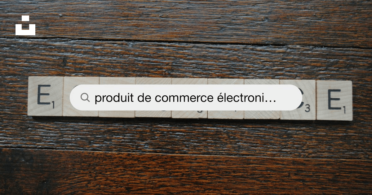 Phrase de recherche affichée sur un clavier magnétique posé sur une tablette en bois.