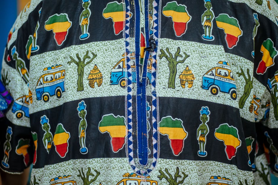 Gros plan sur un tissu africain vibrant avec des motifs culturels et des designs colorés.