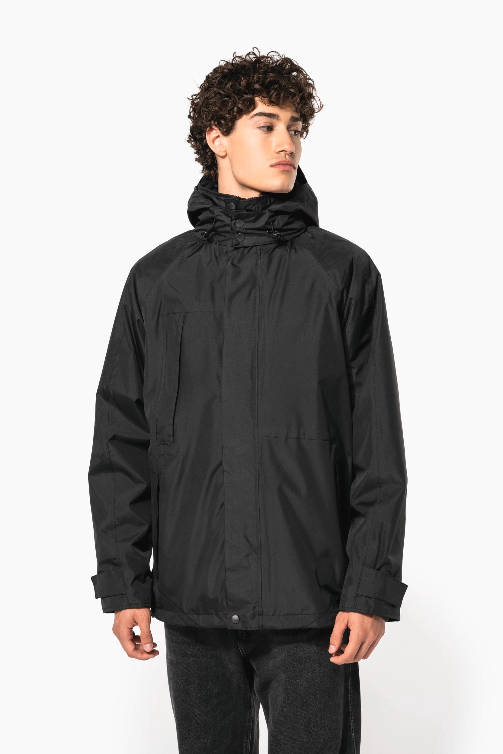 Veste noire coupe légère avec capuche, fermeture frontale et poignets ajustables, vue frontale. broderie personnalisée sur vêtement intégrée si présent, logo brodé en atelier français.