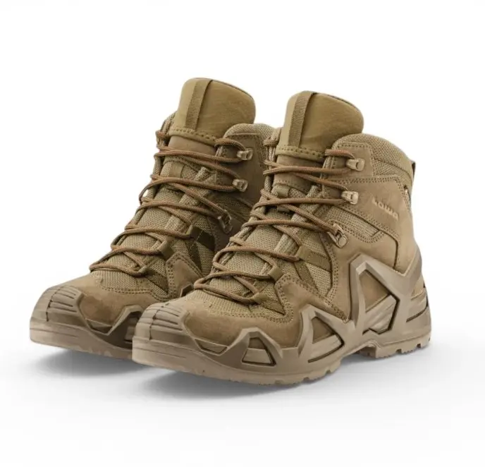 Bottes militaires beige à tige haute, lacets croisés et semelle crantée pour terrain outdoor.
