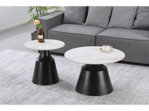 Table basse céramique bois : deux tables d’appoint rondes sur socles noirs, avec plateau marbré blanc, dans un salon modernes.