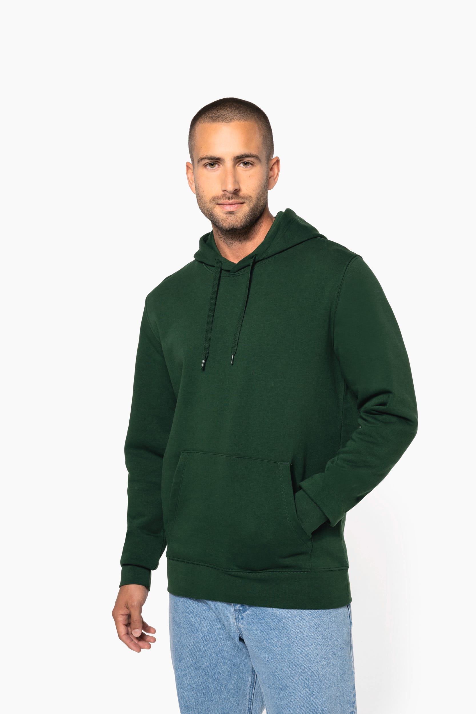 Homme portant sweat vert simple à capuche, coton-épaulé, pose décontractée sur fond blanc. Différence entre broderie et impression sweat, sujet de personnalisation textile.