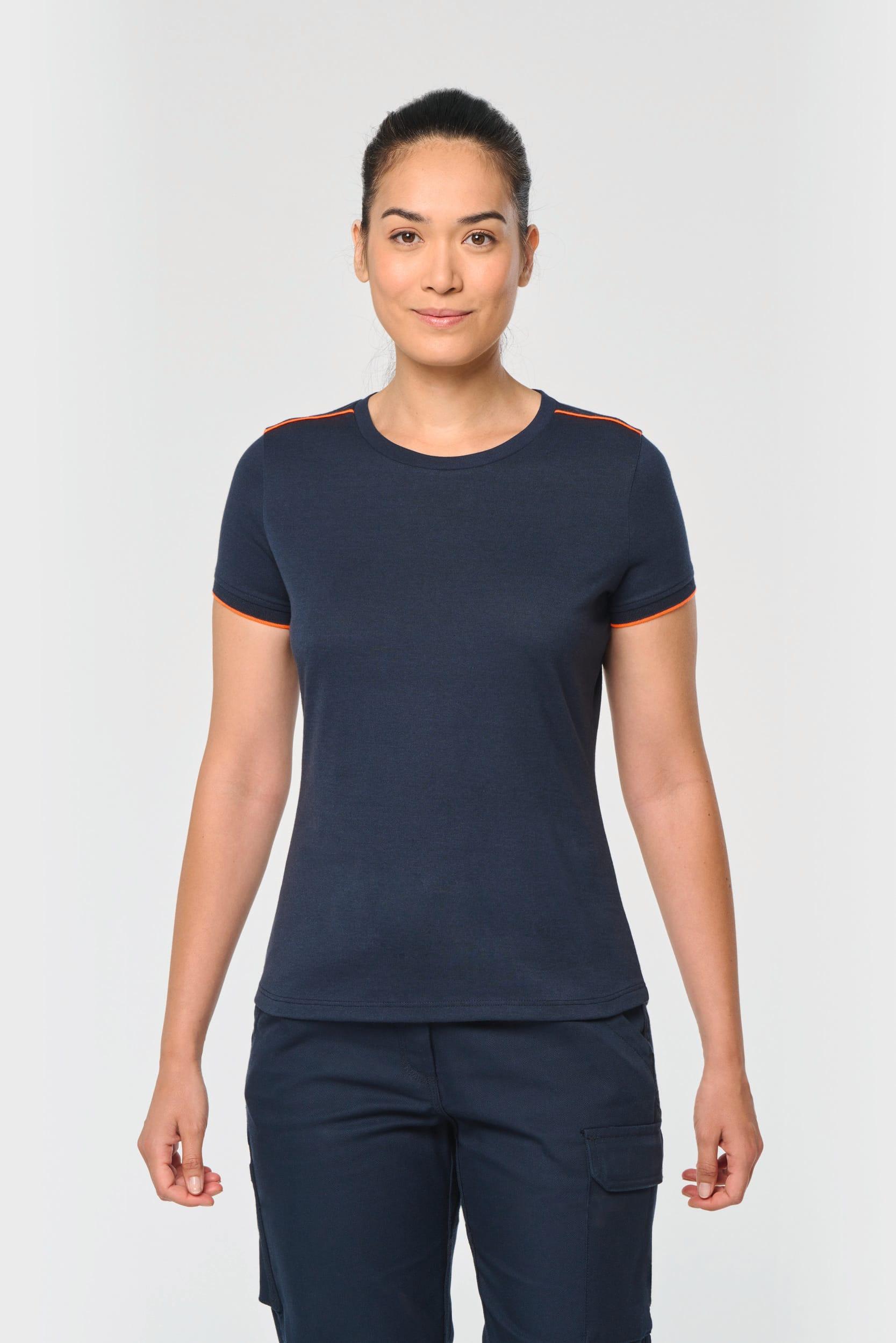 Tee shirt bleu marine simple porté par une femme, coupe ajustée, avec bordures orange et style casual. tee shirt personnalisé livraison rapide.