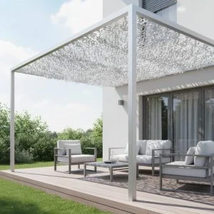 Filet de camouflage couvrant une terrasse moderne pour ombrage, avec mobilier extérieur et air circulant par temps chaud.