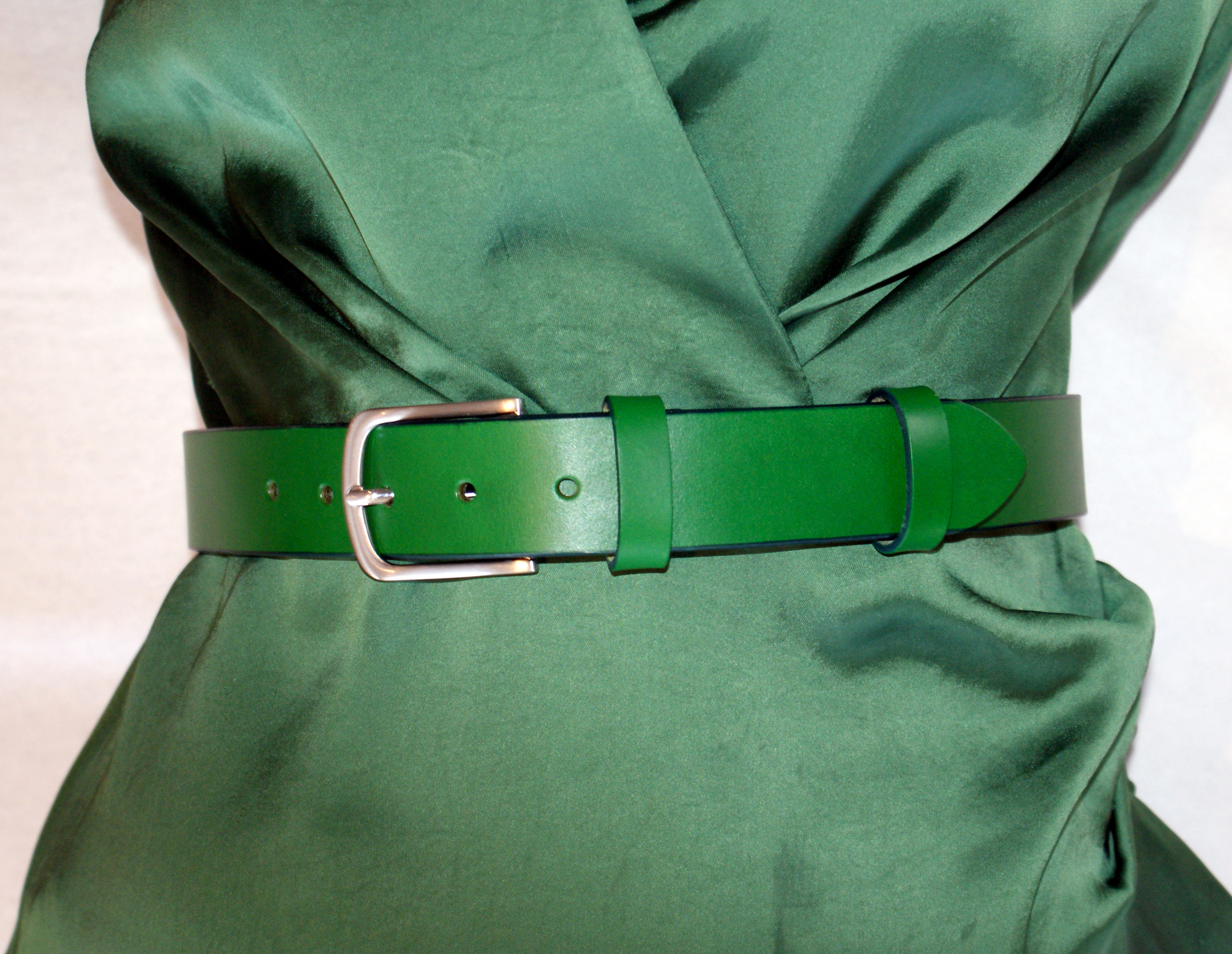 Ceinture en cuir vert forêt sur robe verte